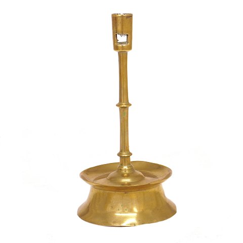 Gotischer Messingleuchter aus Friesland um 1550. 
H: 22,5cm. Fuss D: 11,5cm