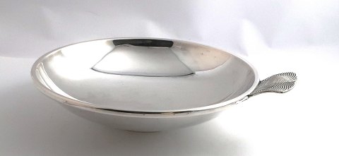 Dänische Arbeit. Runde Silberschale mit Henkel. Durchmesser 20,5 cm. Hergestellt 
1932.