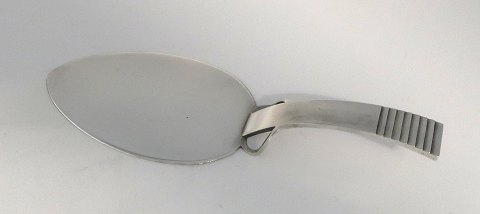 Georg Jensen. Sølvbestik (925). Relief. Kagespade. Længde 17 cm. Produceret 
1933-1945.