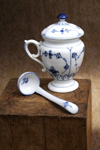 Sjælden Musselmalet senneps ske fra Royal Copenhagen.
År 1850-98...