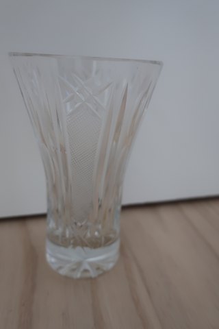 Gammel vase af krystalglas
Med smukke slibninger
Tung
H: 15,5cm
