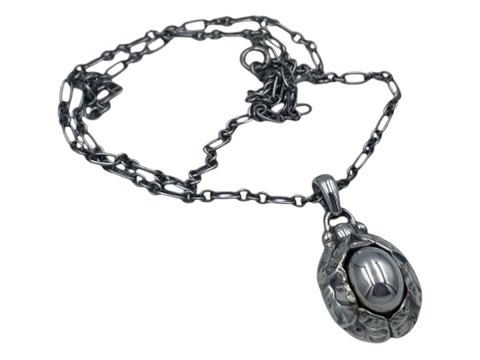 Georg Jensen Årssmykke 1997
Vedhæng og halskæde