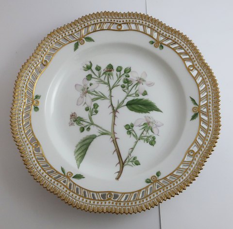 Royal Copenhagen. Flora Danica tallerken med gennemskåret bort. Diameter 25 cm. 
Model 3553. ( 1 sortering ). Rubus villicanlis Köhl