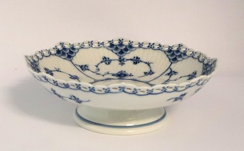 Royal Copenhagen. Musselmalet helblonde. Lille rund skål på fod. Model 1023. 
Højde 6 cm. Diameter 17,5 cm. (2 sortering)