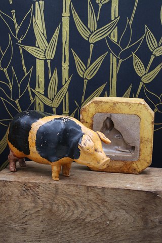 Dekorativ , 1800 tals sparegris i terrakotta med fin original bemaling og fin 
patina...