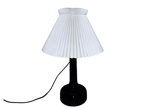 Holmegaard Le Klint
Stor mørkeblå bordlampe med Le Klint skærm