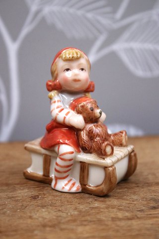 Royal Copenhagen Pixie nisse i porcelæn , nr.764.Pige på kælk med lille bamse.