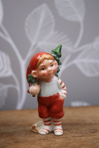 Royal Copenhagen Pixie nisse i porcelæn , nr.765 - Dreng med juletræ.