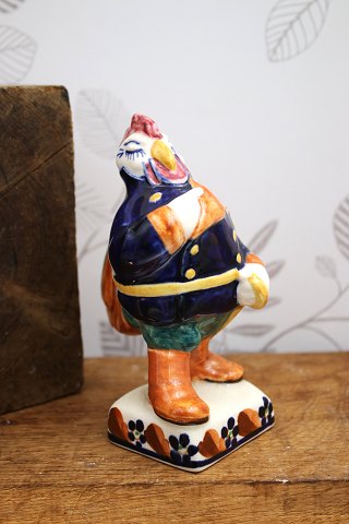 Hanen, fajance figur fra Aluminia "I skoven skulle være gilde" designet af Kai Nielsen i 1908...