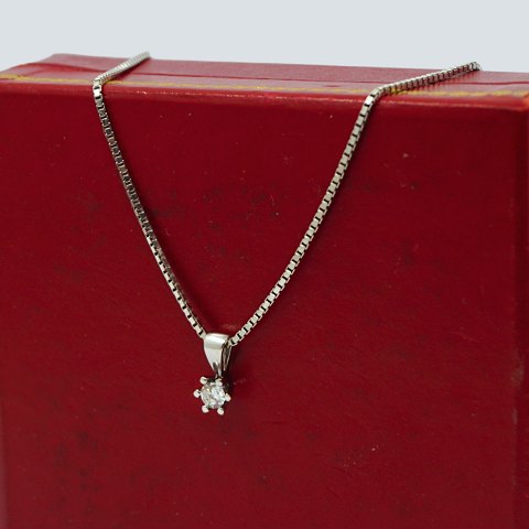 Necklace in 14k white gold with diamond