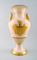 Stor B&G, Bing & Grøndahl vase i lyserød med hanke i guld.
