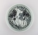 Bjørn Wiinblad for Nymølle. Stor skål i glaseret keramik med motiv af kvinde med 
fugle. 1970