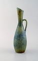 Carl-Harry Stålhane for Rörstrand. Vase med hank i glaseret stentøj. Smuk glasur 
i blå og grønne nuancer. 1960