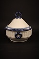 Royal Copenhagen Blue Fan small round terrine with lid.
H: 14,5cm. Dia.:14,5cm.
RC# 1212/11506.