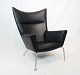 Wingchair, model CH445, i sort elegance læder af Hans J. Wegner og Carl Hansen 
og Søn.
5000m2 udstilling.