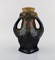 Rozenburg, Den Haag. Stor art nouveau vase med hanke i glaseret keramik med 
blomster. 1910/20