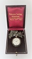 Silber Damenuhr mit Kette (800). Die Länge der Kette beträgt 156 cm. Uhrwerk 
funktioniert.