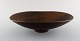 Carl Harry Stålhane for Rörstrand. Large dish / bowl on base in glazed ceramics. Beautiful glaze in brown shades. Mid-20th century.