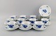 Royal Copenhagen Blå Blomst Kantet. 10 kaffekopper med underkopper og 10 
tallerkener. Modelnummer 10/8608 og 10/8553.

