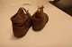Børnesko/-støvler
Gamle læder-børnesko, størrelse 20
Forsålet, som skomageren gjorde det i gamle dage, 
- eller som familien selv sørgede for det