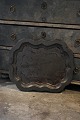 Old French tray in trimmed metal with a super nice dark patina. 
Dimensions: 55x43cm.