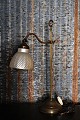 K&Co. præsenterer: Gammel fransk Bureau bord lampe i messing med original rillet lampeskærm i gråmalet glas med ...