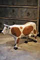 K&Co. præsenterer: Dekorativ , svensk 1800 tals ko i udskåret træ med gammel bemaling og en rigtig fin patina. ...