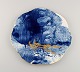 L'Art præsenterer: Sjældent Meissen porcelænsfad med håndmalet parklandskab og påfugle i guld. Japanisme. ...