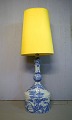 Bjørn Wiinblad (1918-2006), Denmark. Colossal unique floor lamp in blue-glazed 
ceramics, decorated with a young woman in nature and floral ornamentation. 
Original yellow screen. Dated 1973.
