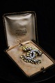 Vintage Chanel signatur broche CC i forgyldt metal med små perler...