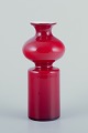 Per Lütken for Holmegaard, Carnaby vase fremstillet af rød og 
hvidt opalglas.