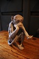 Bing & Grøndahl porselænsfigur af siddende abe der holder en lille skildpadde.
B&G# 1510...
