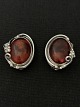 Ear clips in silver with a nice detailed pattern with amber
Height 2.5 cm