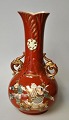 Japansk Satsuma 
vase, ca. 1900. 
Fajance.