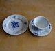 Blå Blomst Kantet porcelæn, sæt kaffekopper nr. 
8608 + kagetallerkener nr. 8553. TILBUD på flere.