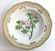 Lundin Antique 
præsenterer: 
Royal 
Copenhagen. 
Flora danica. 
Dyb Tallerken 
med gennembrudt 
kant. Diameter 
24,5 ...