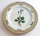 Royal Copenhagen, Flora Danica. Frokost tallerken med gennemskåret bort. Design 
#3554. Diameter 23 cm. (1 sortering). Saxifraga nivalis L