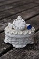 Lille ovalt
smykkeskrin i 
porcelæn med 
mange detaljer.