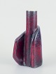 L'Art 
præsenterer: 
Birger 
Åström 
(1931-2020), 
svensk 
keramiker.
Unika vase af 
keramik. 
Organisk form.