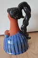 Smuk engel-lysestage med fletning
Unika
Keramik af Hildegon, den kendte keramiker fra Als 
i Sønderjylland
H:18cm
Indridset: Hildegon Als (73?/78?)
Flot stand
Hildegon's værker er fortsat eftertragtede for 
mange samlere