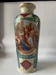 Vase Vienna Porcelæn.
Højde 21.5 cm.
Stemplet fra Østrig.