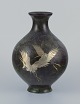 Japan, stor 
rund vase i 
messing.
Motiv af 
traner i sølv.