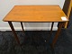 Lampebord i 
teak 
Kr. 700,-