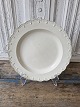 Karstens Antik 
præsenterer: 
Engelsk 
Creamware 
tallerken 
dekoreret med 
fjerkant i 
relief 24,5 cm.