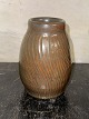 Brunt glaseret 
vase i keramik 
fra L. Hjorth