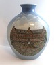 Bing & 
Grøndahl. Vase. 
Model 
1386/5506. 
Højde 25 cm. (1 
...