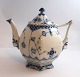 Lundin Antique 
præsenterer: 
Royal 
Copenhagen. 
Musselmalet, 
Helblonde. 
Tekande. Model 
1119. Højde 20 
cm. 100 cl. ...