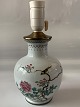 Kinesisk bordlampe i porcelæn med messing top.
Højde 26 cm