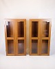 Osted Antik & 
Design 
præsenterer: 
Sæt Af To 
Vitrineskabe / 
Apotekterskabe 
- Oregon Pine - 
Dansk Design - 
1960erne
