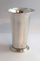 Lundin Antique 
präsentiert: 
Georg 
Jensen. Vase 
aus 
Sterlingsilber, 
gehämmert. 
Modell 107. 
Höhe 13,5 cm. 
...